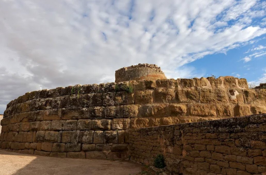 Castell de Castellnou d'Ossó. Ruïnes, Spain